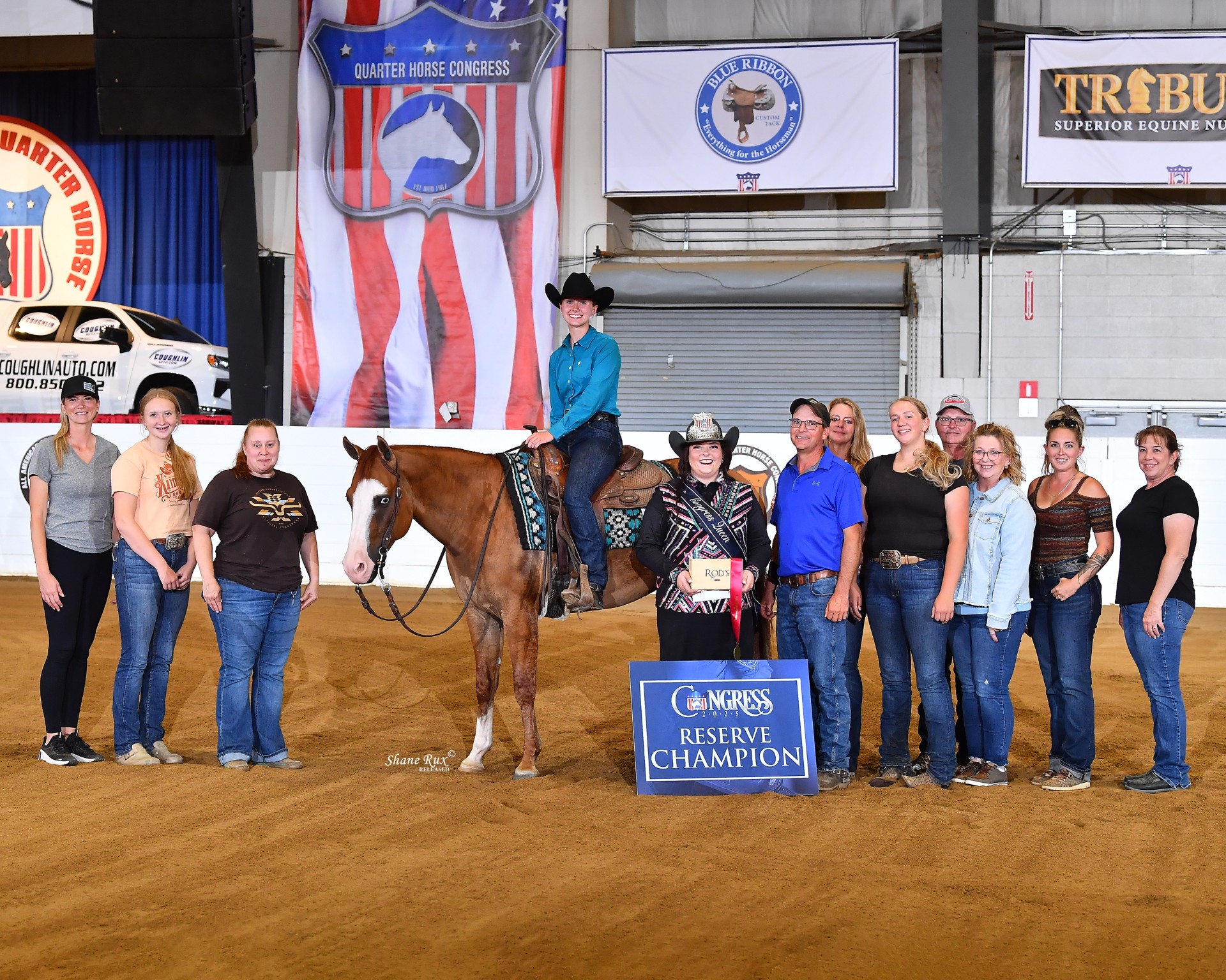 Sarah Yearick on Grier horse Shotgun with the team supporting her.